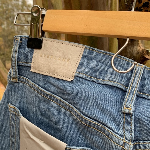 Everlane The Curvy Cheeky Straight Jean in Vintage Wash - Picture 8 of 11